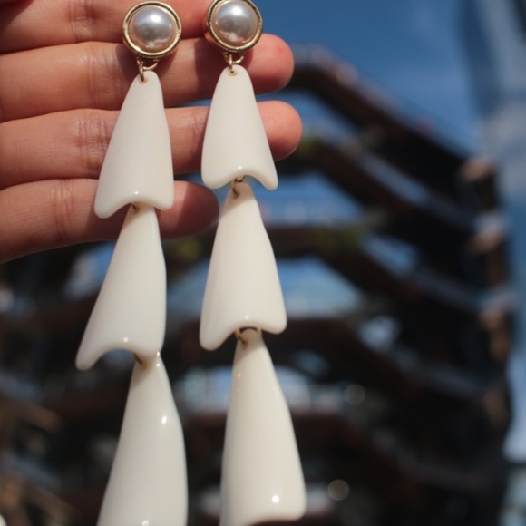 New Chandelier Earrings White Acrylic Multi Layer - Picture 6 of 8